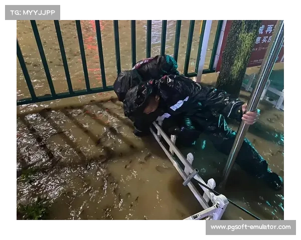 雨中坚守医疗团队紧急救援受伤球员担架队冒雨驰援赛场